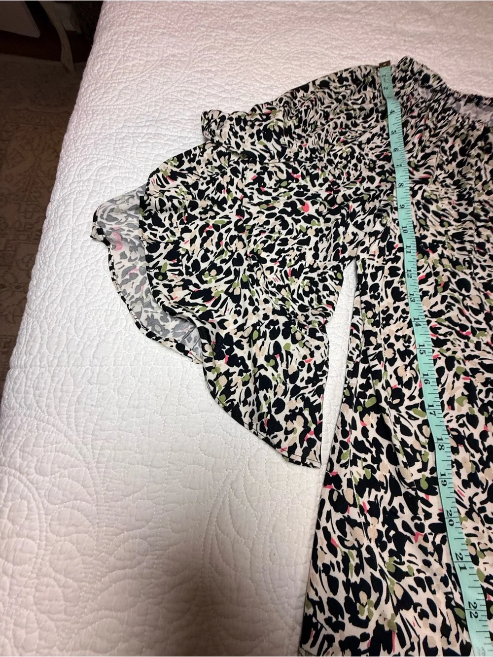 Vince Camuto Animal Print Jersey Top Bell Sleeves Stretch Blouse - Picture 3 of 9